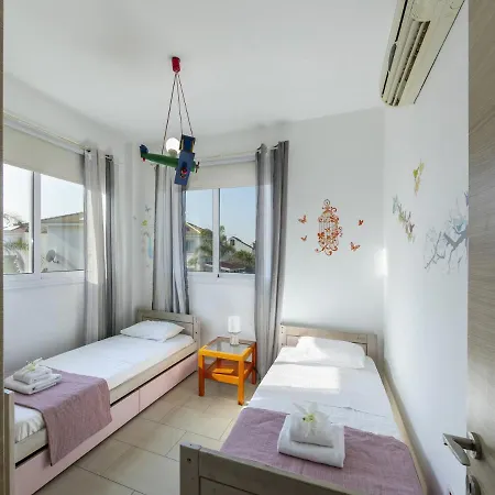 빌라 Imagine And Your Family Renting Luxury Minutes From The Beach, Protaras 1501 파라림니